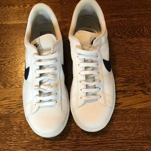 Nike white sneakers. Size 7 men’s/9 women’s